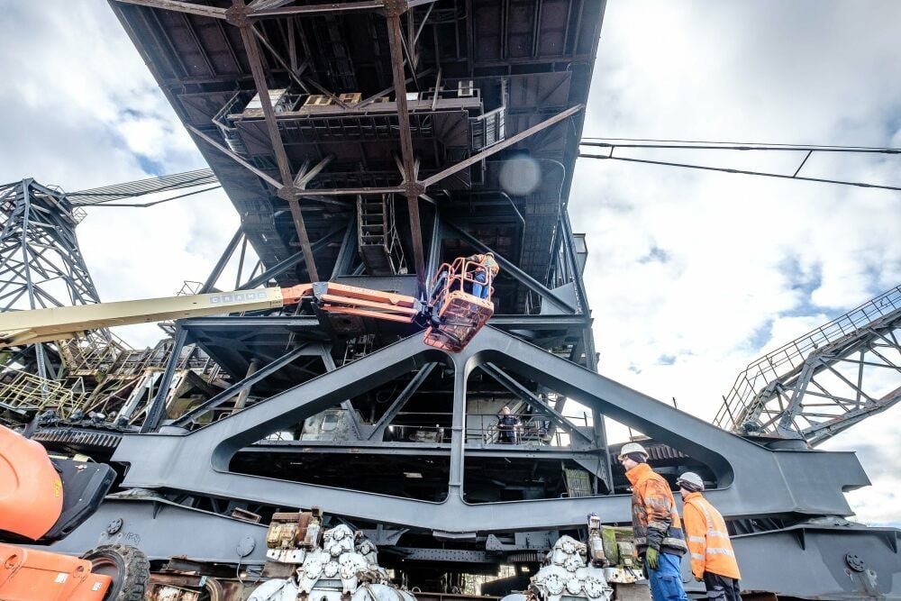 Die Mechaniker von TDE waren gestern in Ferropolis dabei, die Fahrwerke wieder am Gerät zu befestigen.