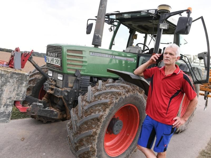 Landwirt Wilhelm Heine und seine Familie bemängeln die langsame Internetgeschwindigkeit auf ihren Handys. Heine vermutet, der Netzausbau von T-Mobile sei in der Region schlecht. Foto: Felix Kästle