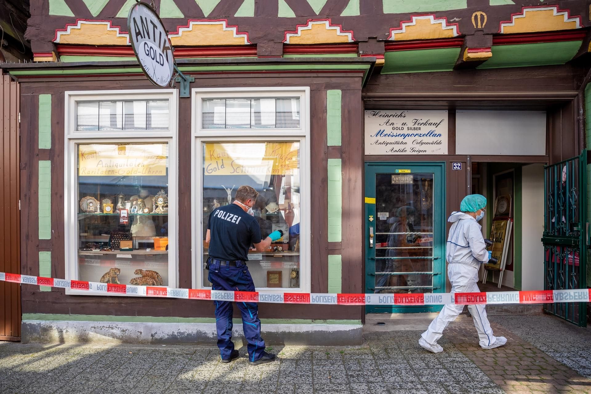 Mitarbeiter der Spurensicherung vor dem Juweliergeschäft in Celle