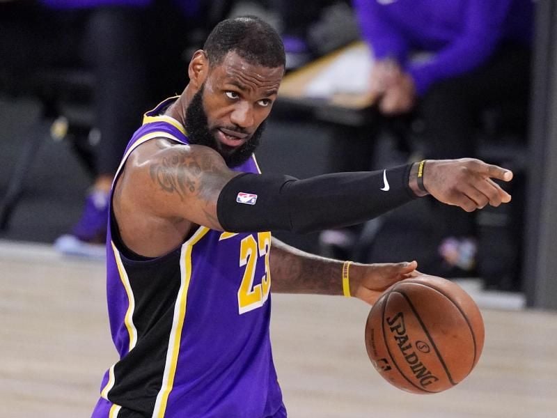 LeBron James von den Los Angeles Lakers gestikuliert während des Spiels. Foto: Mark J. Terrill/AP/dpa