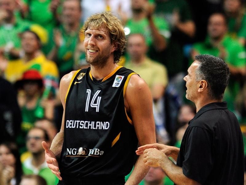 Als Bundestrailner hat Dirk Bauermann (r) mit Nationalspieler Dirk Nowitzki Erfolge gefeiert. Foto (Archiv) Georgi Licovski/EPA/dpa Foto: Georgi Licovski