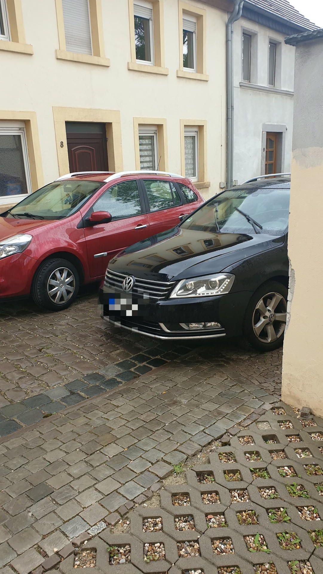 Weil Autos im Bernburger Saalweg – wie hier ein VW – zu nah an der Einfahrt geparkt werden, ist das Abbiegen auf den Hof unmöglich.