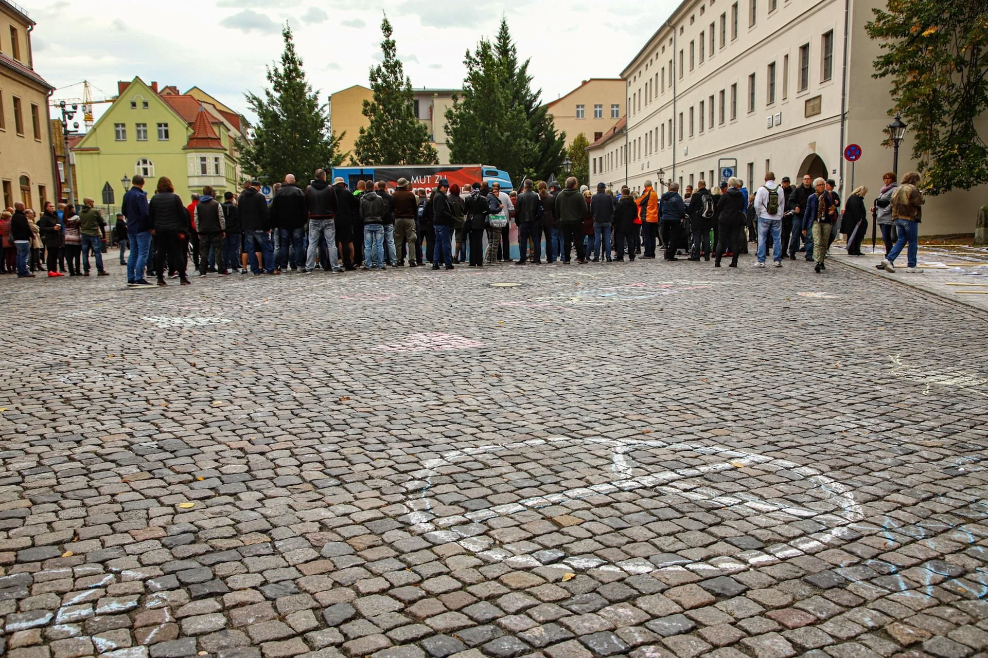 Auf dem Schlossplatz demonstrierte die AfD - vorher hatten Mitbürger den Platz mit Straßenmalkreide bunt gestaltet.