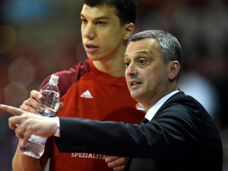 Bayerns Vladimir Lucic (l) ist nicht so schwer verletzt wie befürchtet. Foto: Andreas Gebert