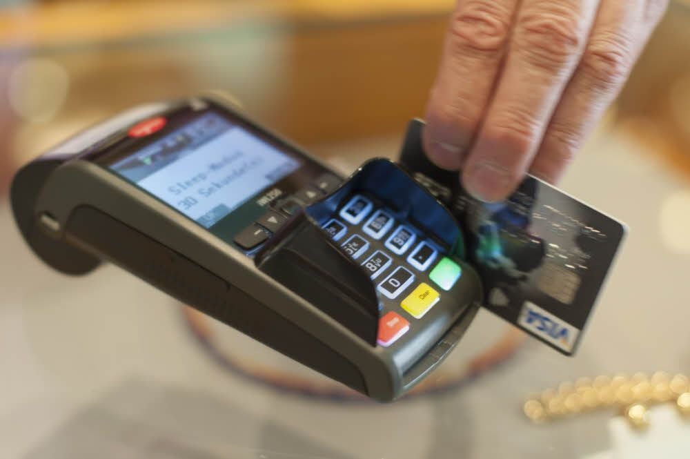 Ob online oder im Geschäft: Das Zahlen mit Karte darf keinen Aufschlag mehr kosten.
