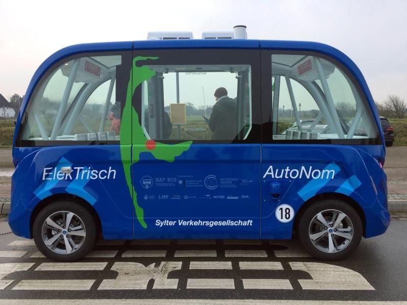 Ein autonom fahrender Bus steht an einer Haltestelle. Foto: Birgitta von Gyldenfeldt/Archivbild