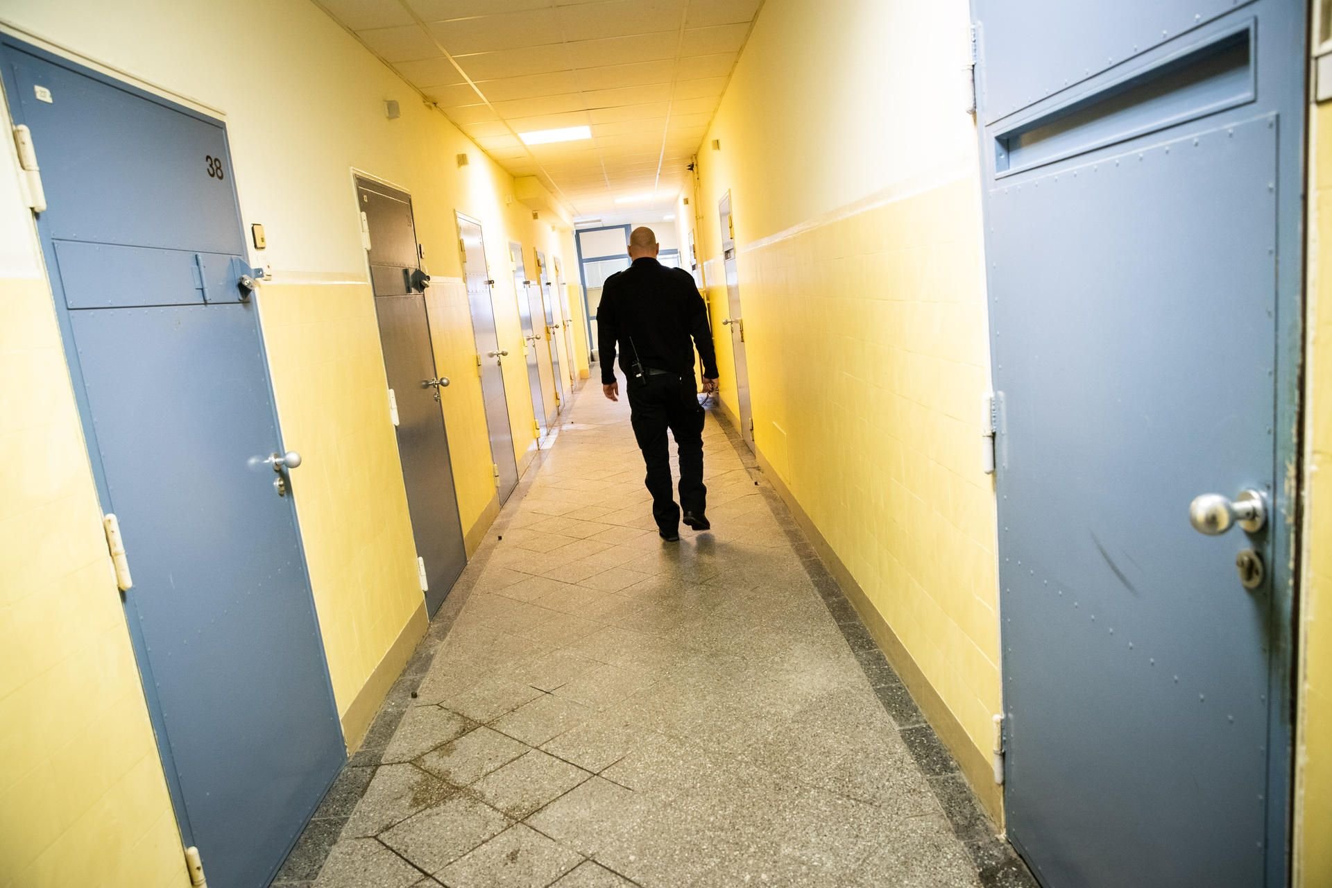 In Rheinland-Pfalz ist eine JVA-Beamtin wegen einer Beziehung mit einem Gefangenen entlassen worden (Symbolbild).