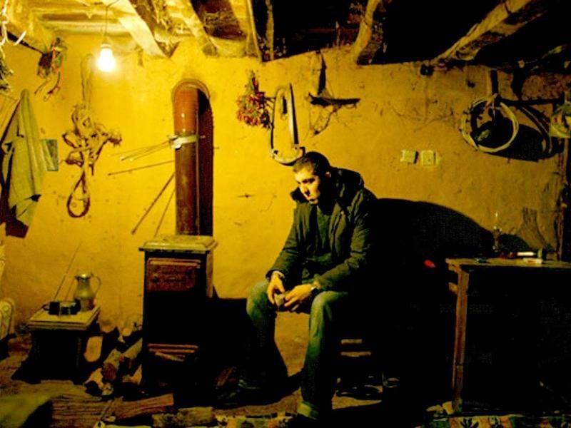 Doğu Demirkol spielt den arroganten Studenten Sinan, der nach seinem Lehramtsstudium mit einem Romanmanuskript in der Tasche in sein Heimatdorf zurückkehrt. Foto: Morteza Atabaki/Kinostar/dpa