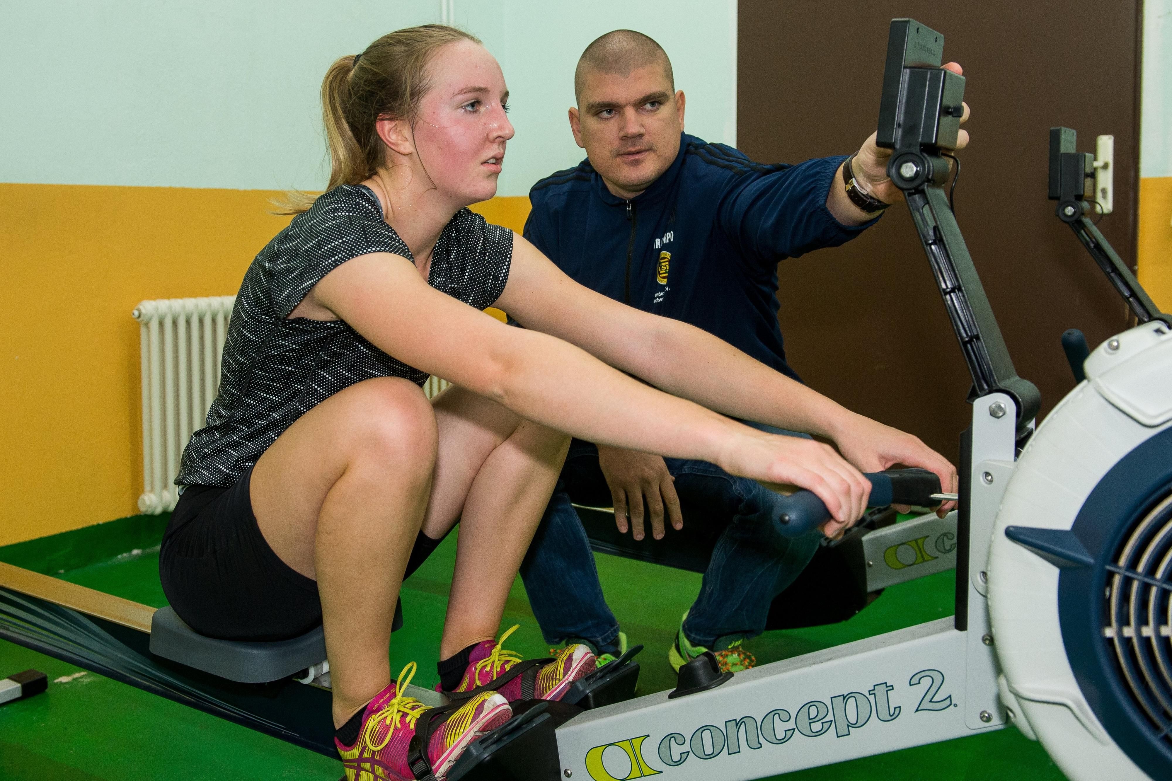 Alin Irincu und sein Schützling Selina Kellner beim Trockentraining auf dem Ruder-Ergometer.
