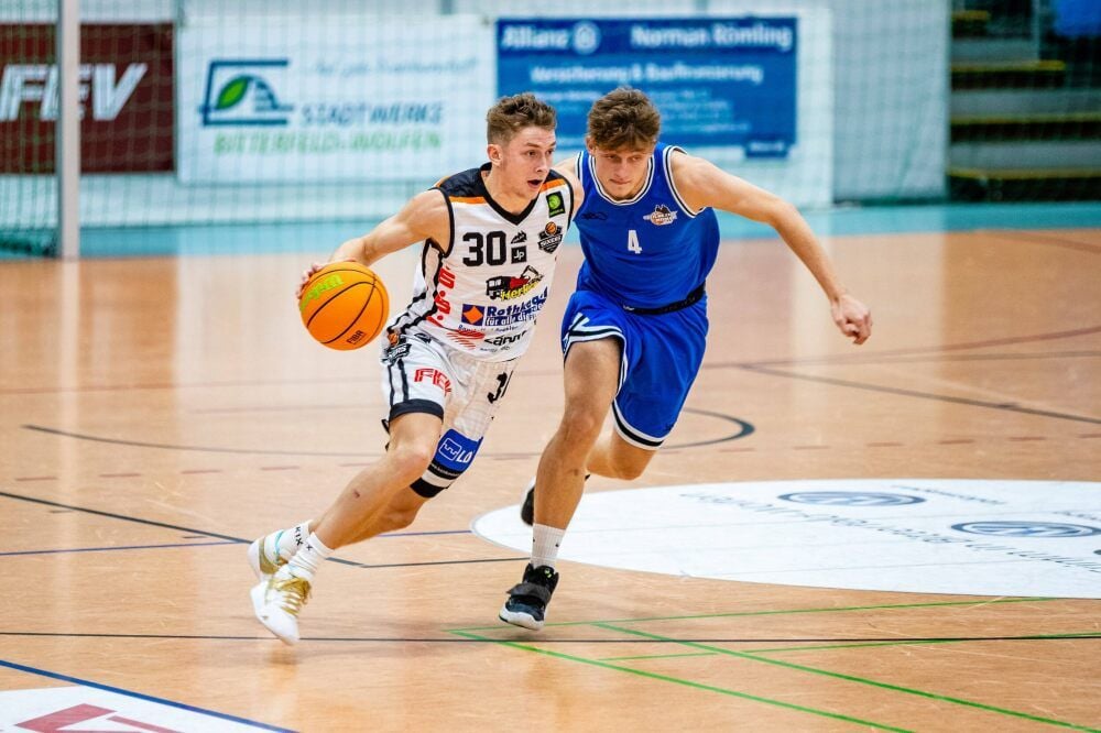 Der Saisonstart für Vincent Friederici (l., hier im Test gegen Weimar) und die Sixers fällt am Sonntag aus.
