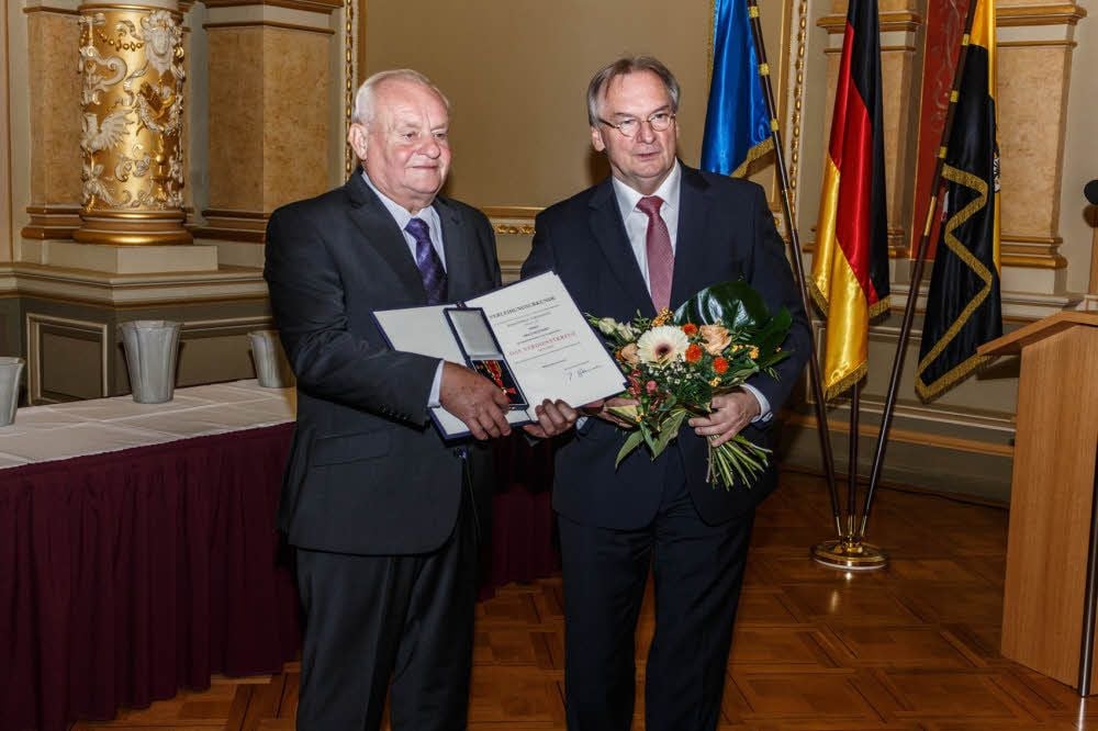 Ministerpräsident Reiner Haseloff überreichte Erich Reichert (links) das Verdienstkreuz.