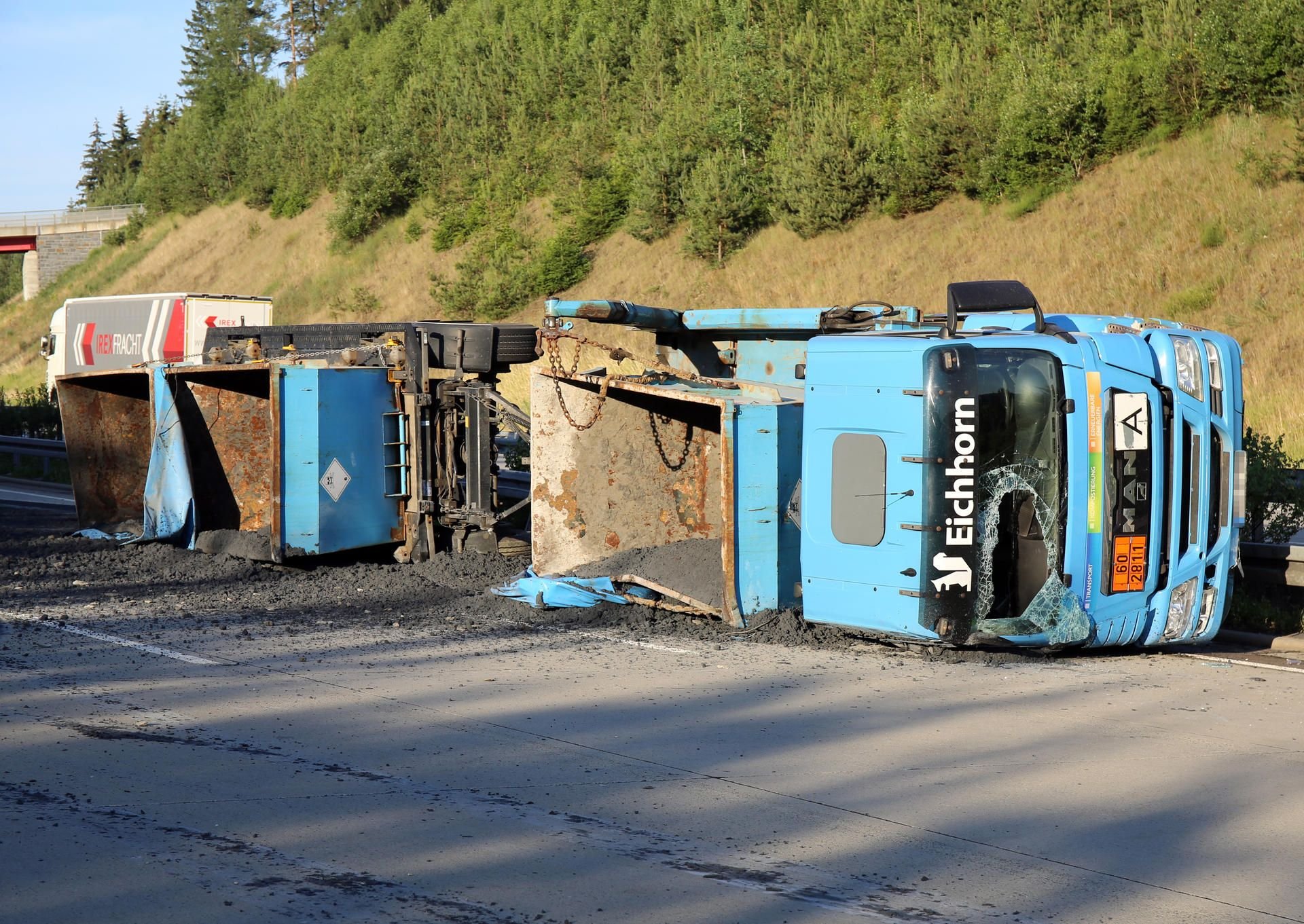 Saalburg-Ebersdorf: Ein ungekippter Lastwagen auf der Autobahn 9.