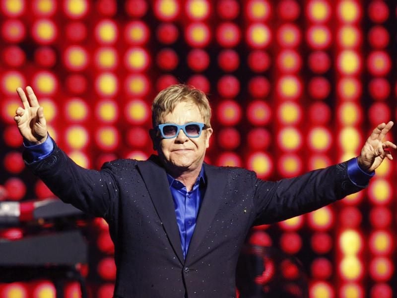 Der britische Sänger Elton John singt im Königlichen Theater in Madrid. Foto: Alberto Martin/Archiv