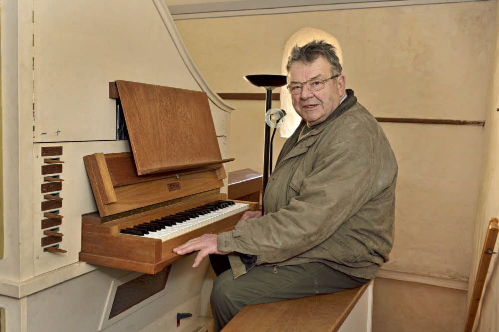 Der St. Michaelner Gemeindekirchenrat Friedrich Seidel freut sich über die neue Orgel, die aus Bad Lauchstädt kam.