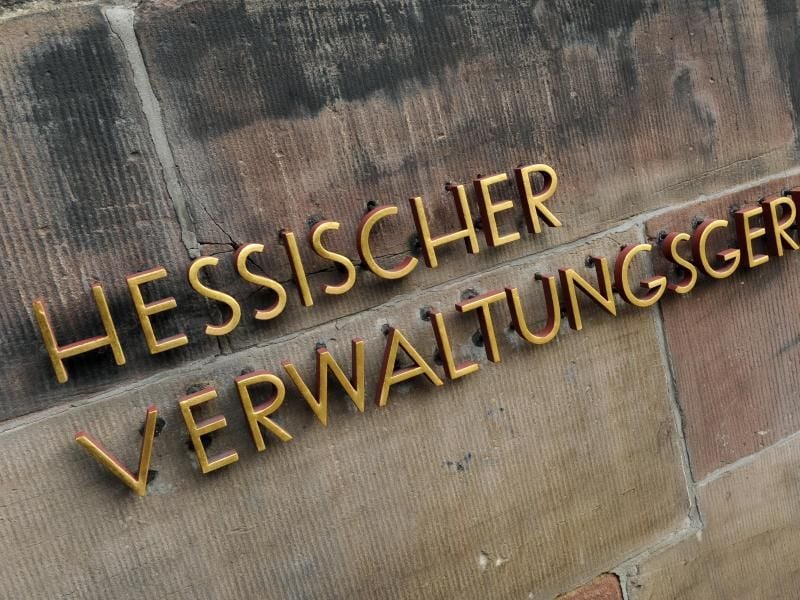 Der Schriftzug „Hessischer Verwaltungsgerichtshof” (VGH) in Kassel. Foto: Uwe Zucchi/Archivbild