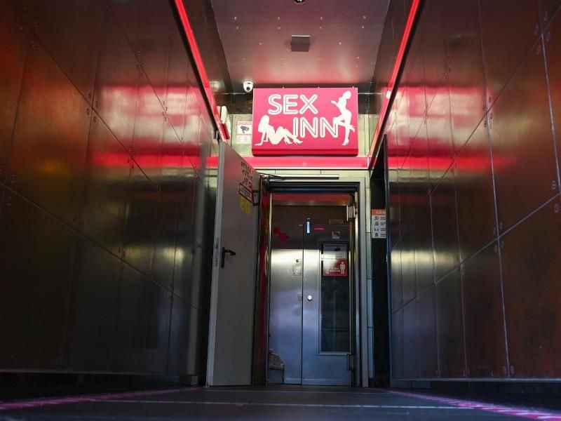 Blick in den Eingangsbereich des Laufhauses „Sex Inn” im Frankfurter Bahnhofsviertel. Foto: Arne Dedert/dpa