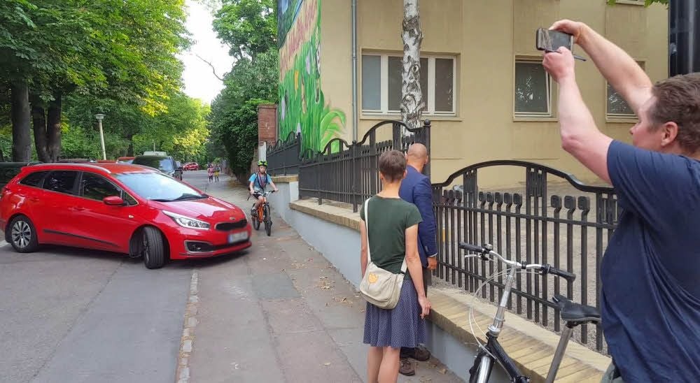 Eltern bringen ihre Kinder zur Schule, wenden, und gefährdet dadurch andere Schüler. Marco Gergele (r.) fotografiert die Situation.