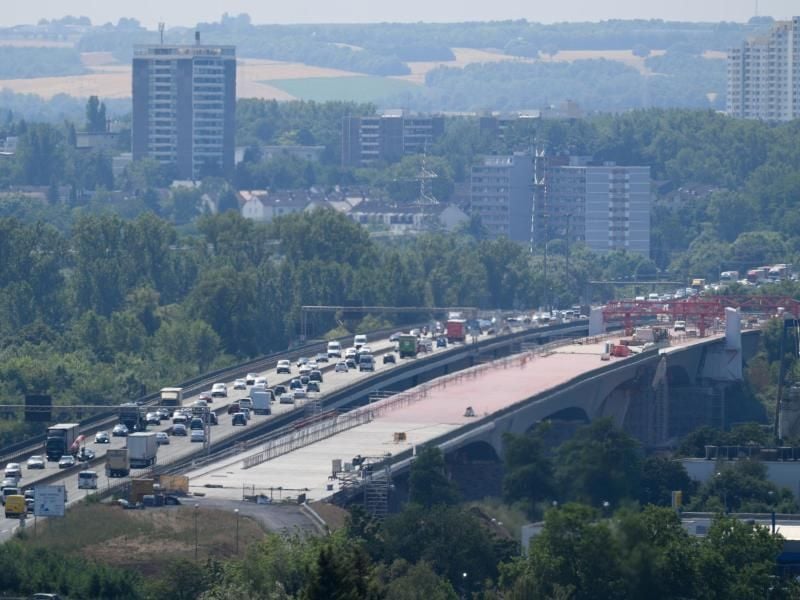 Der Verkehr auf der Schiersteiner Brücke. Foto: Arne Dedert/Archiv