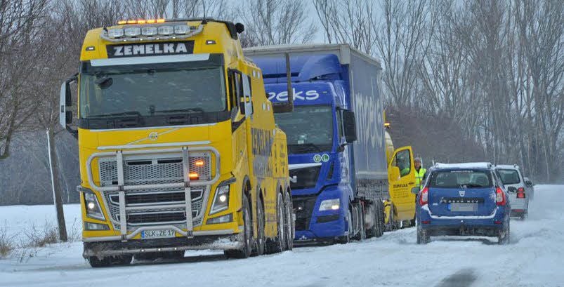 Der Abschleppdienst Zemelka hat einem polnischen Lkw-Fahrer geholfen.