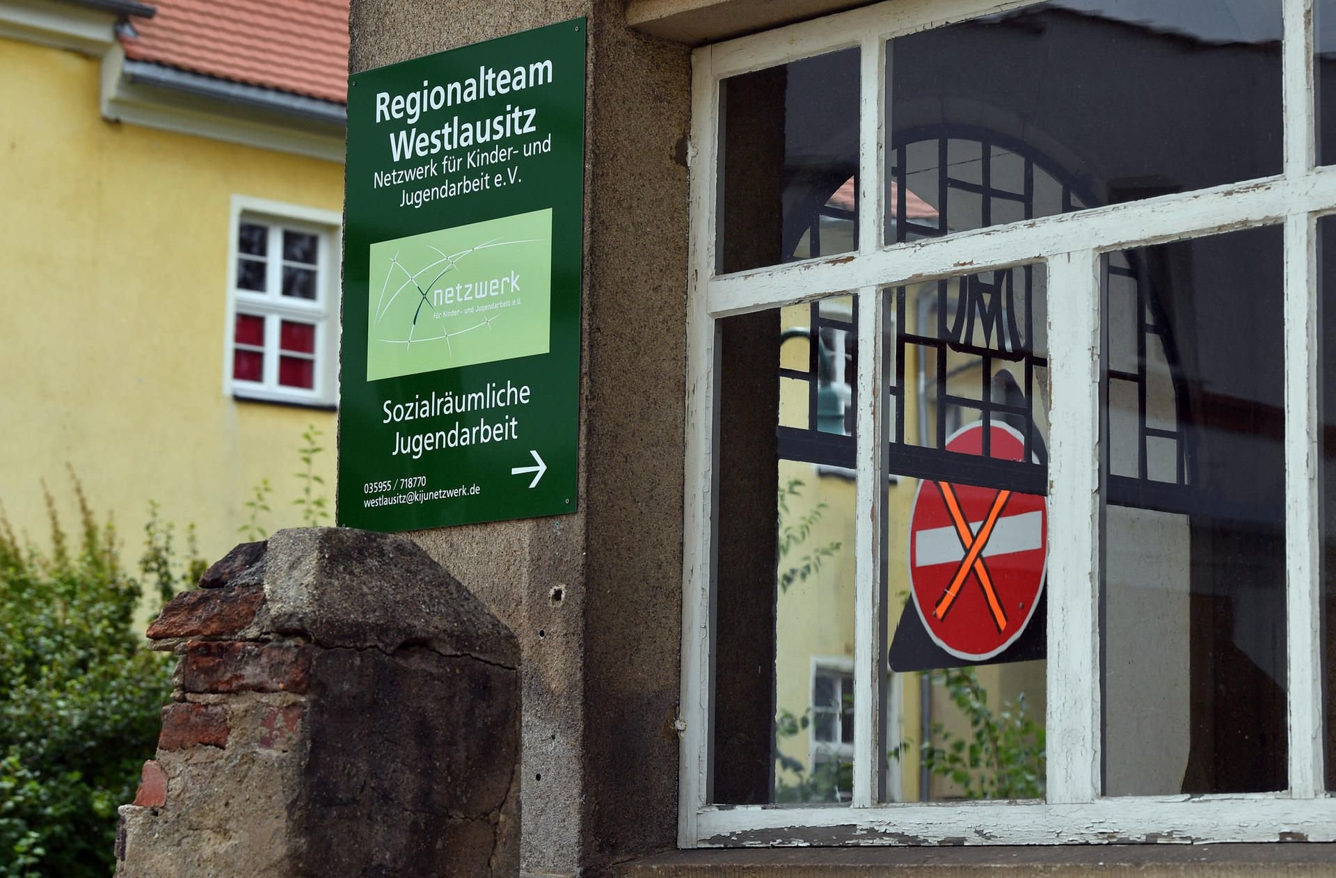 Das Hinweisschild auf das "Regionalteam Westlausitz - Netzwerk für Kinder- und Jugendarbeit" in Pulsnitz.