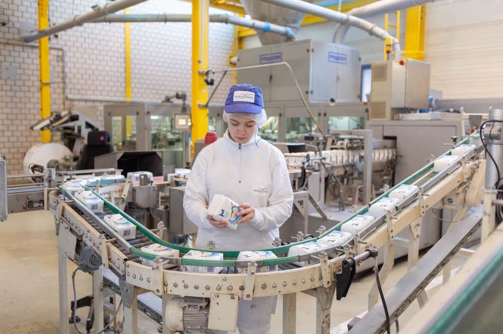 Die 19-jährige Michelle Rammelt macht eine Ausbildung zur Industriemechanikerin. Seit Januar 2019 arbeitet sie an der Kleinpackstation in der Zeitzer Zuckerfabrik, prüft und überwacht die Technik. Stündlich durchlaufen bis zu 6.600 Tüten Zucker die Maschine.