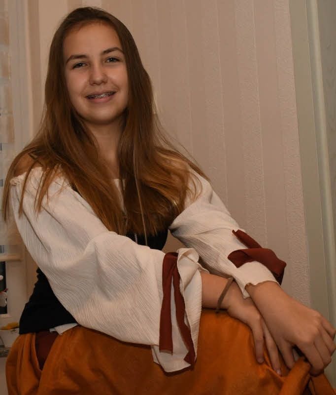 Lucille Alsleben zu Hause in einem ihrer Lieblingskostüme.