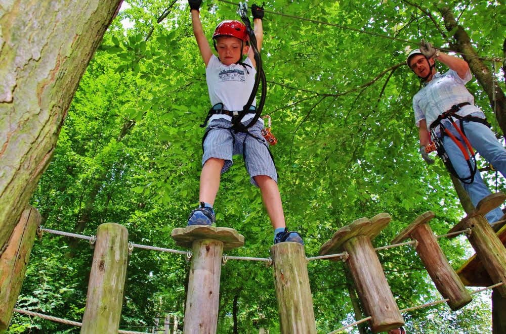 Fynn Ole und dessen Opa Dieter Bruska versuchen im Kletterwald die Balance zu halten.