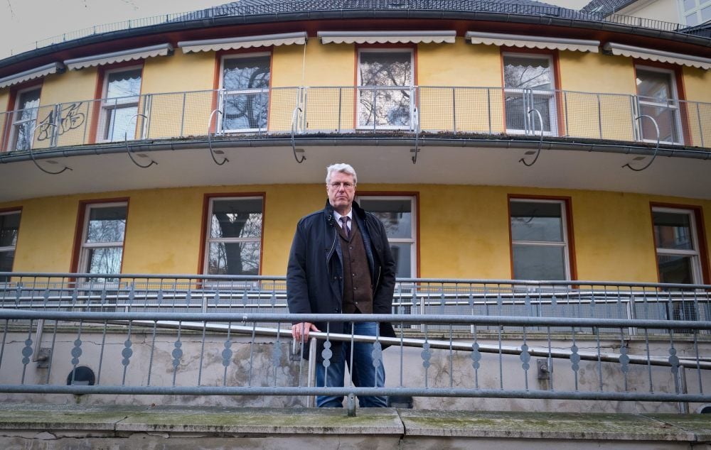 Stadtbau-Geschäftsführer Klaus-Uwe Marsch vor dem Rundbau mit zahllosen Fenstern: Die Rampe soll bei der Sanierung abgerissen werden.