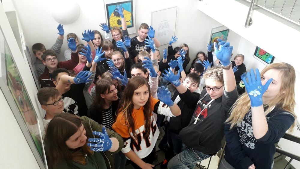 Die Schüler des Campus Technicus haben keine Handschuhe an, sondern blau angemalte Hände. Sie sind ein Zeichen für Toleranz.