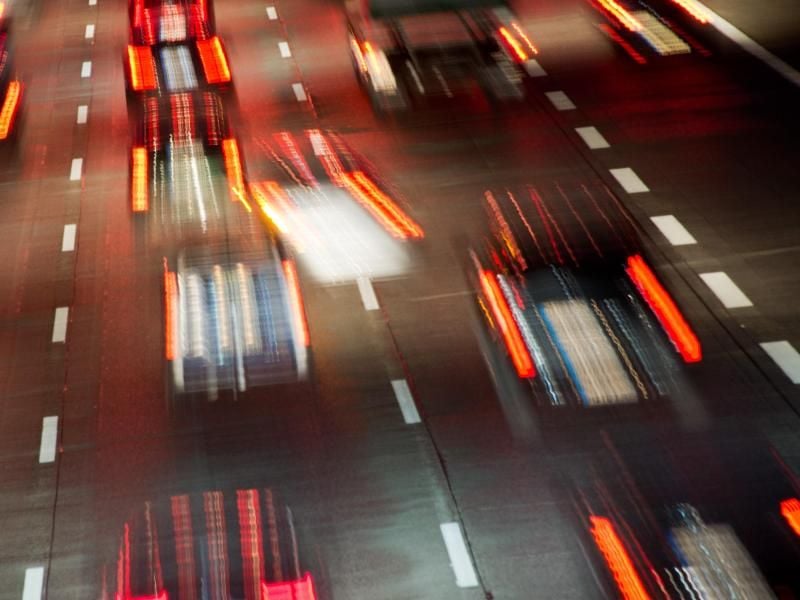 Wer auf eine Autobahn fährt, muss die Vorfahrt beachten. Das gilt auch, wenn Stop-and-Go herrscht. Foto: Julian Stratenschulte/dpa
