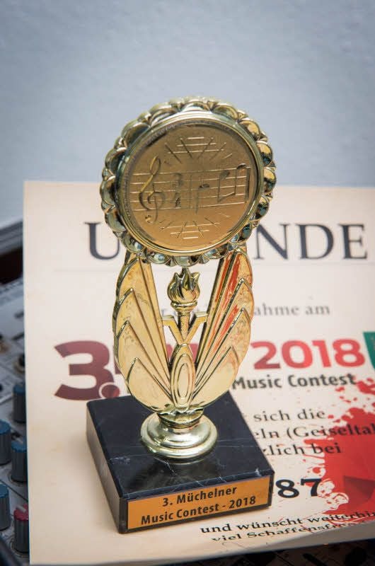 Pokal: Die Nachwuchsband holte in Mücheln zum Music Contest den zweiten Platz.