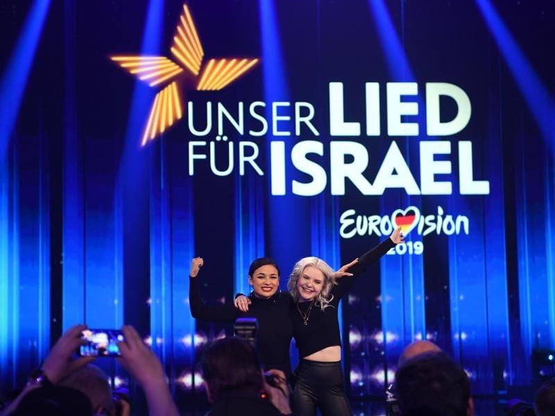 Schwestern auf der Bühne: Carlotta Truman (r) und Laurita Spinelli vom Duo Sisters wollen Deutschland beim Eurovision Song Contest vertreten. Foto: Britta Pedersen