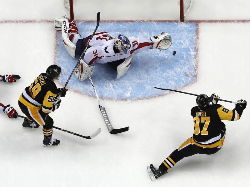 Capitals-Goalie Philipp Grubauer (M) hält gegen Sidney Crosby (r) von den Pittsburgh Penguins. Foto: Gene J. Puskar/AP