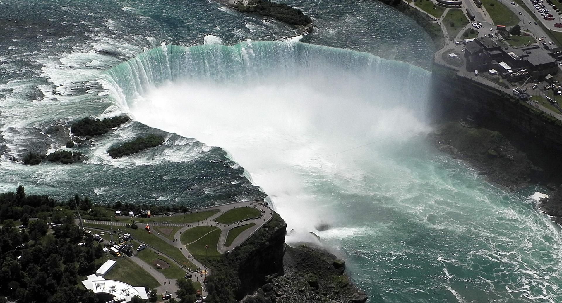 Die Niagarafälle liegen an der Grenze zwischen Kanada und den USA.