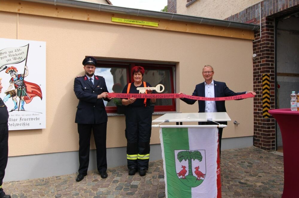 Christopher Geißler, Claudia Elze und OB Armin Schenk bei der Übergabe