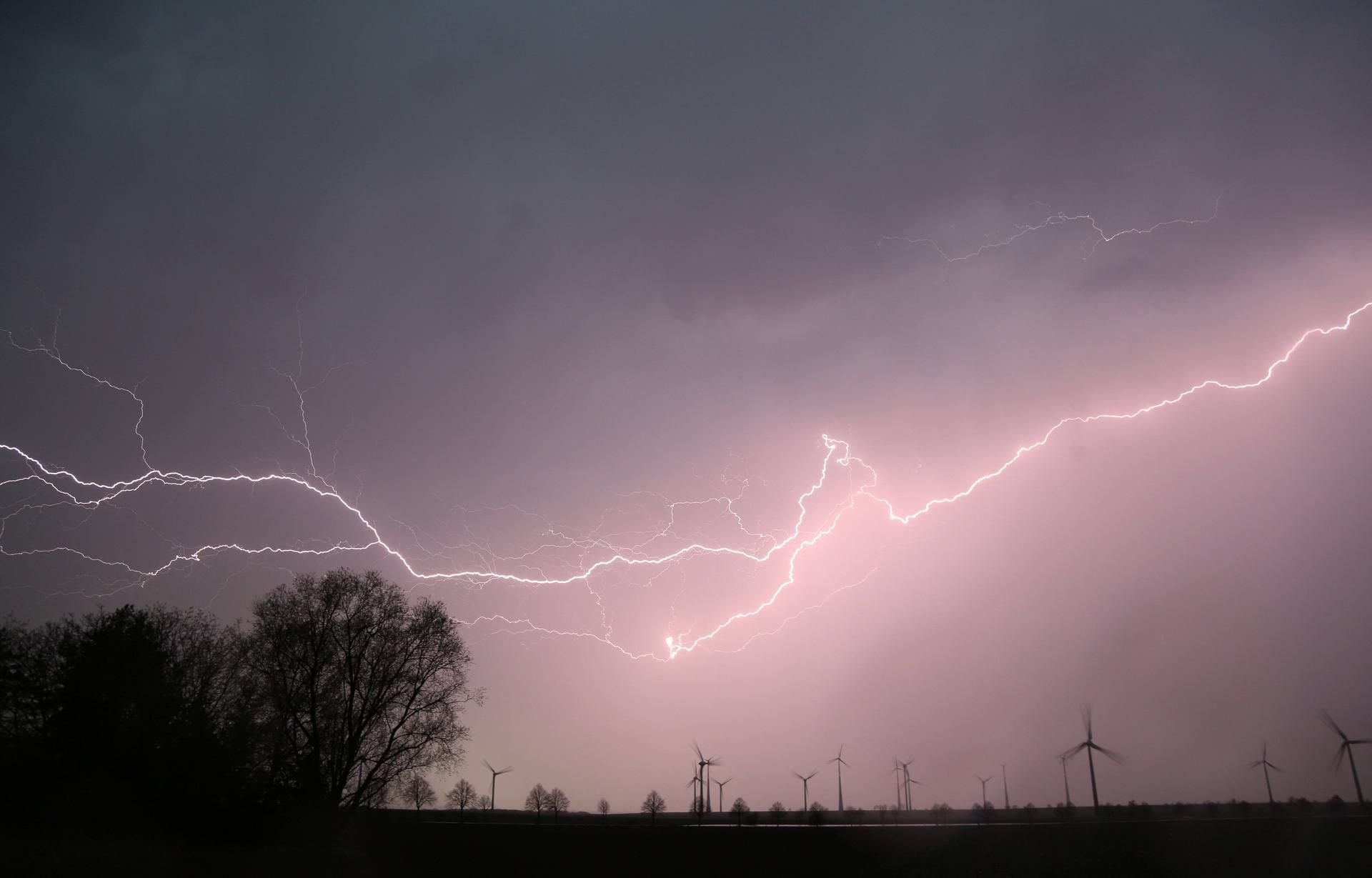 In Thüringen und anderen Regionen der Bundesrepublik drohen schwere Unwetter.