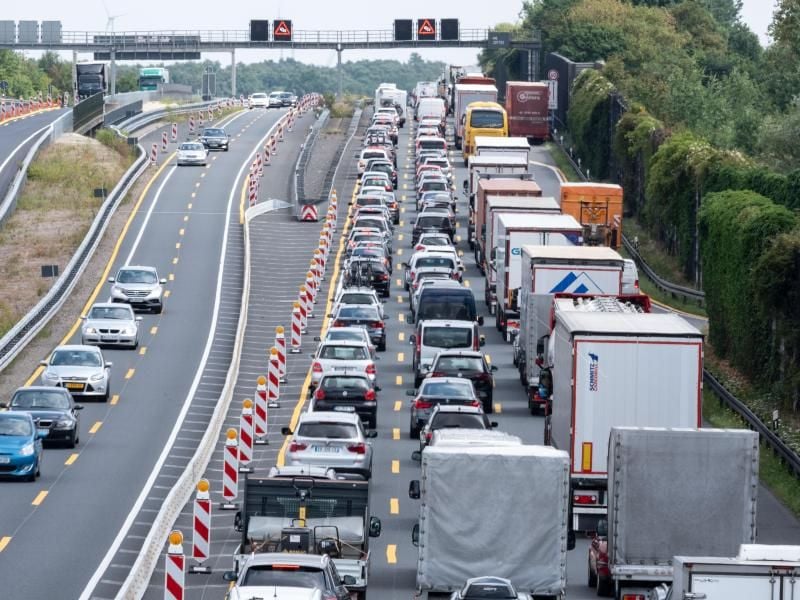 So kann's aussehen: In Sachsen hat ein Autofahrer seinen Wagen mit leerem Tank durch eine Baustelle geschoben - leider war sie anders als die auf unserem Foto nur einspurig. Foto: Peter Steffen/Archiv