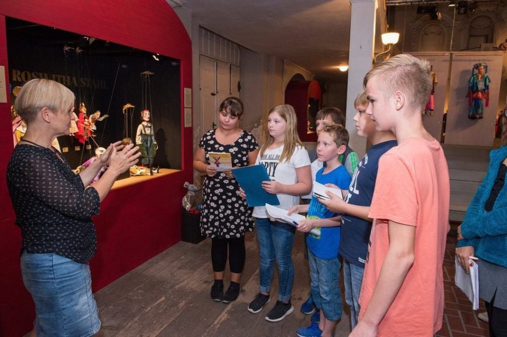Rückblick auf das 2018er-Projekt: Schüler lassen sich von Kristine Stahl über das Naumburger Puppentheater informieren.