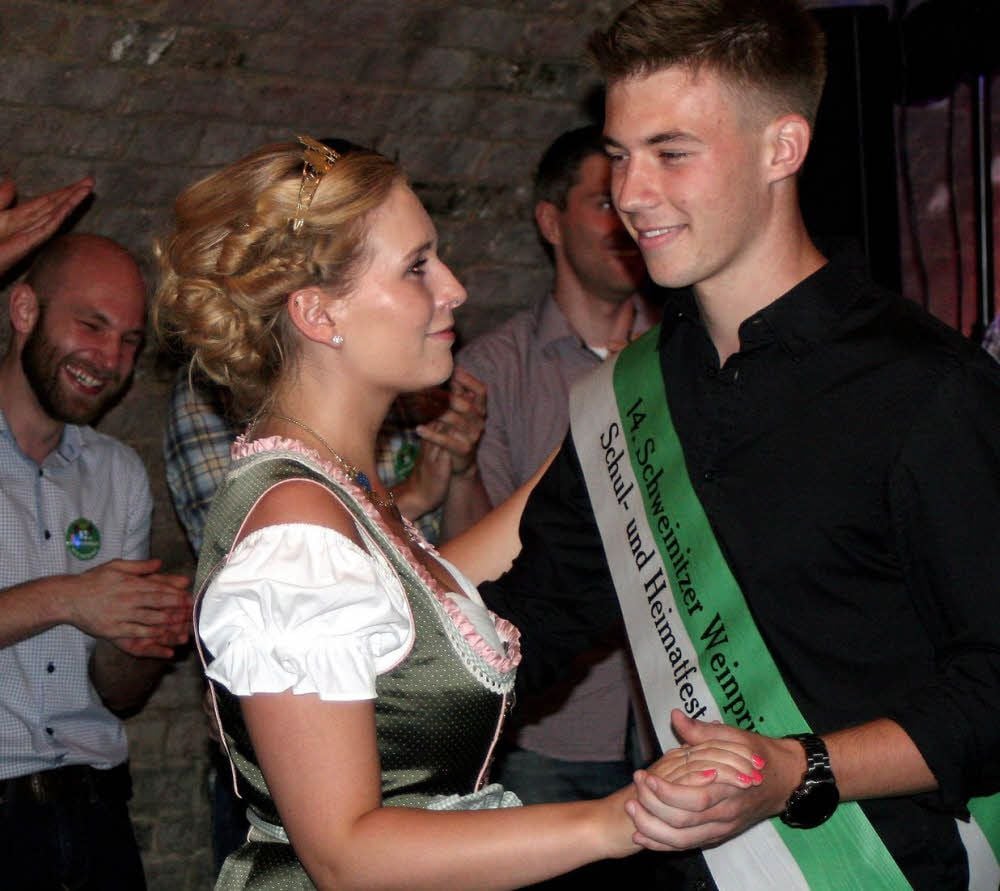 Zu den Kürungstraditionen für den Schweinitzer Weinprinzen gehört seit einigen Jahren ein Tanz mit der amtierenden Jessener Weinprinzessin: Jonathan Michlick absolvierte ihn unter dem Jubel seiner Vorgänger mit Nicole Steckbauer.