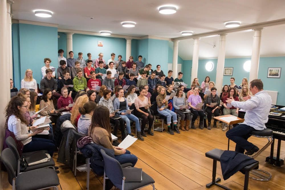 Der Gemischte Chor der Landesschule - hier bei einer Probe - errang während des Deutschen Chorwettbewerbs in Freiburg den dritten Platz.