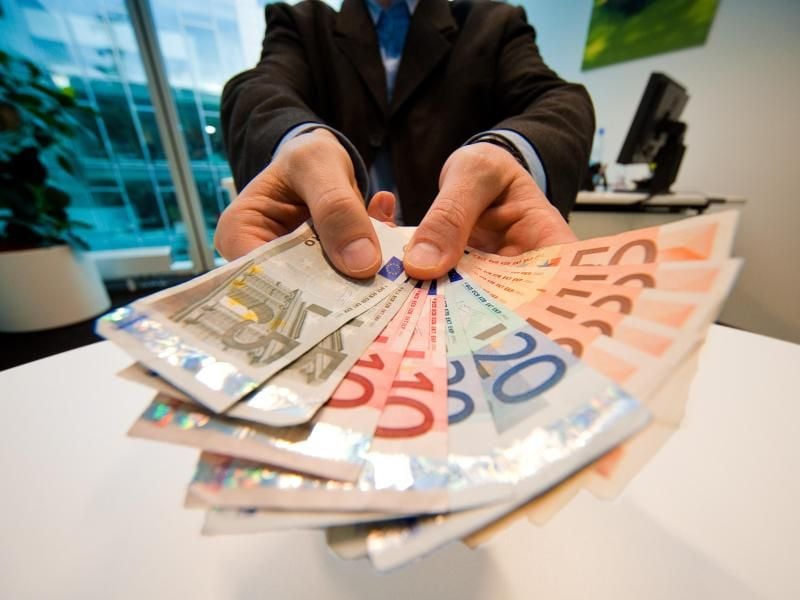 Die Beitragsbemessungsgrenze bei der betrieblichen Altersvorsorge steigt ab 2017 auf 3048 Euro jährlich. Ein Teil davon übernimmt der Chef. Foto: Andrea Warnecke