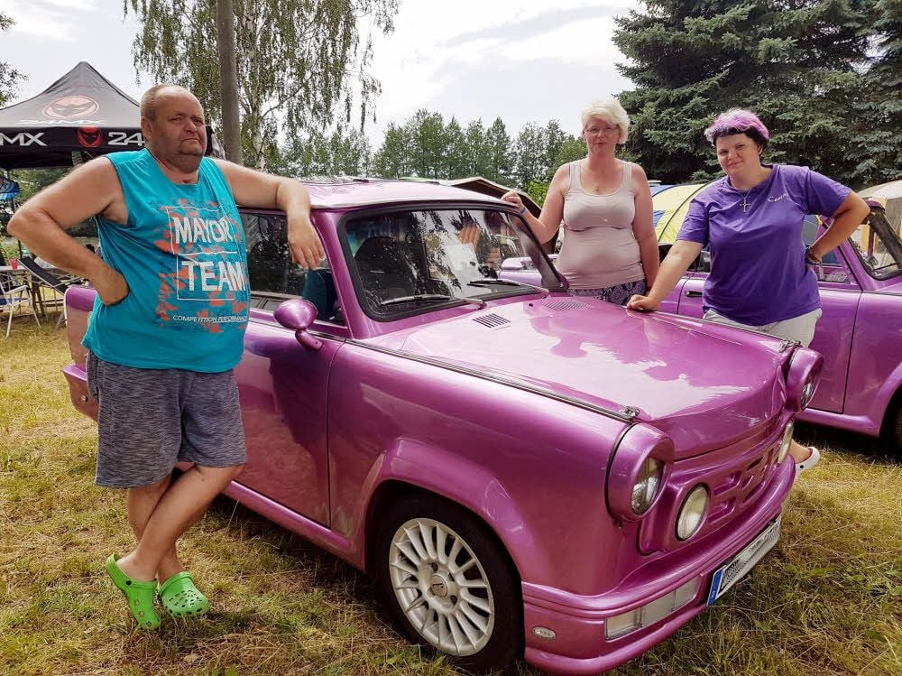 Jürgen Neubauer, Susanne Neubauer und Corina Wünsche (von links) sind Trabi-verrückt und dementsprechend stolz auf ihre Kultautos.
