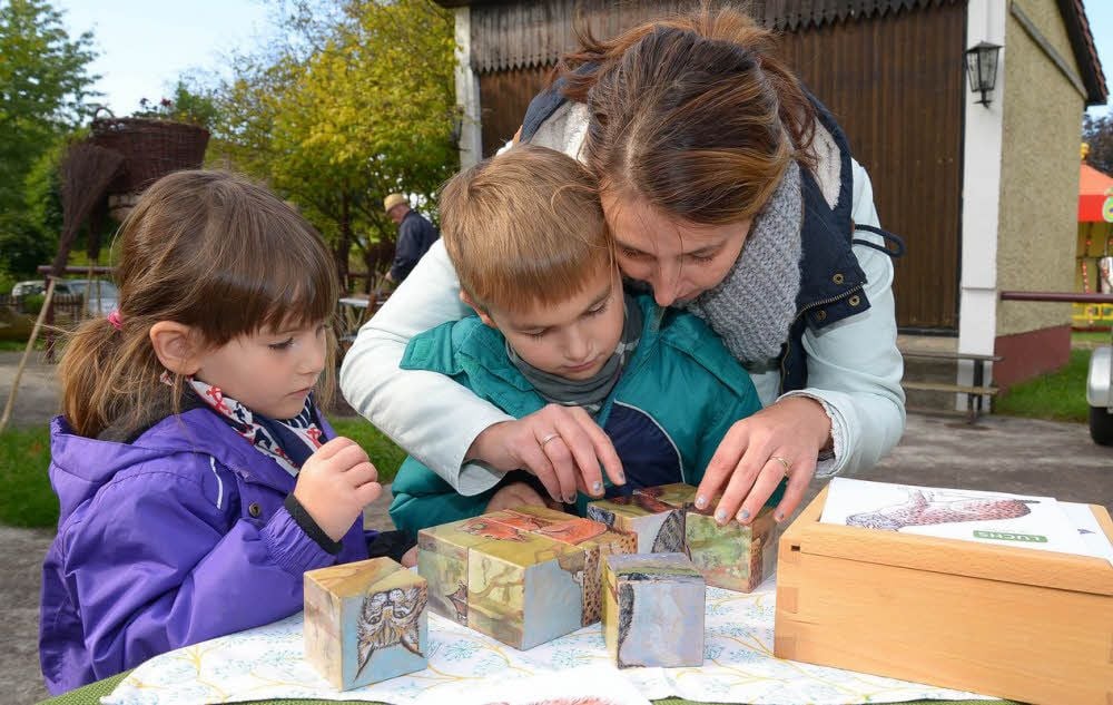 Sarah und Nicklas ließen sich von Mutti Katja Hedebrügge gern beim Legespiel am Infostand des Biosphärenreservats helfen.