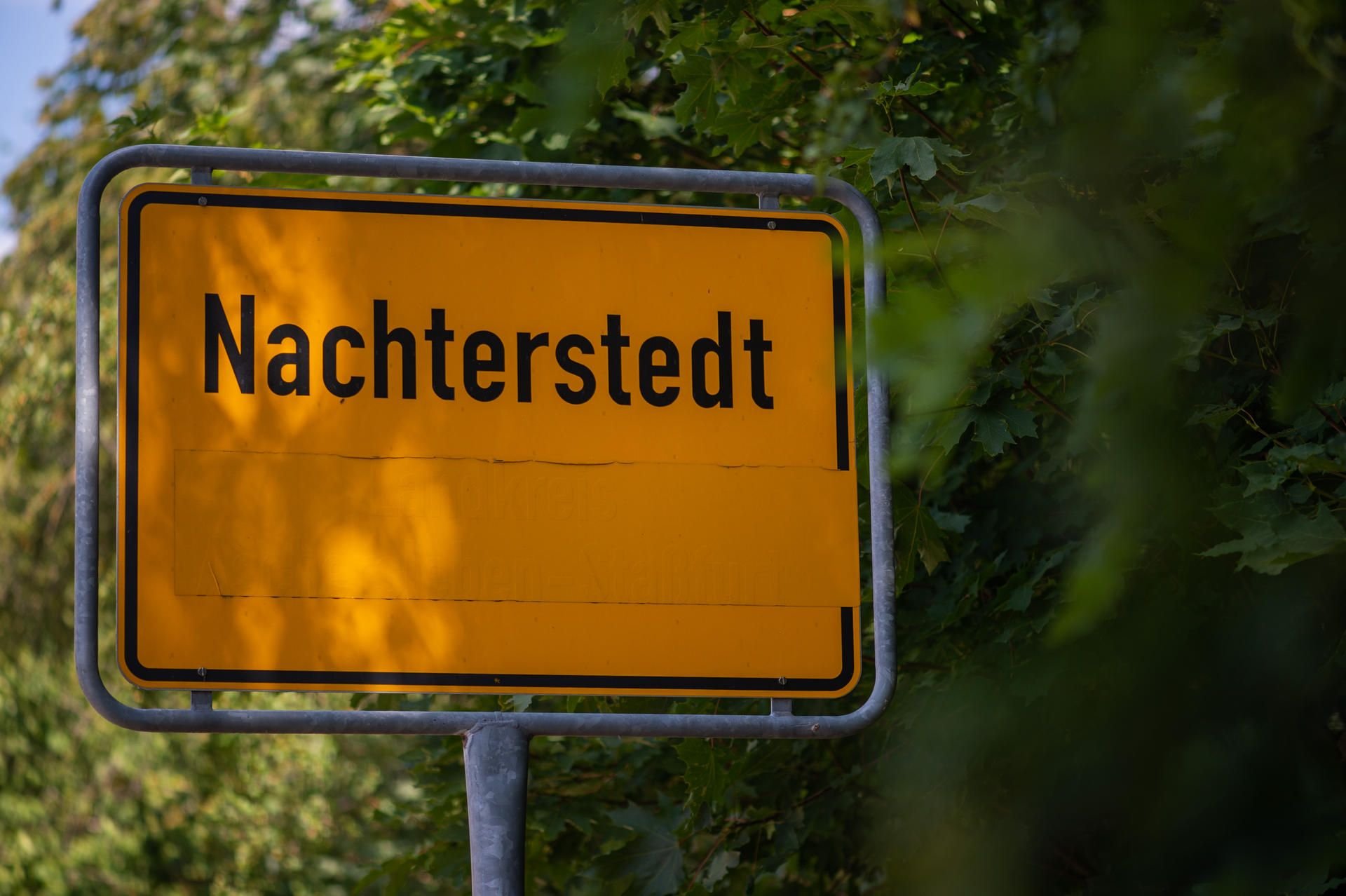 Das Ortsschild von Nachterstedt. Am 18. Juli 2009 waren mehrere Millionen Kubikmeter Erdreich in den Concordiasee gerutscht.