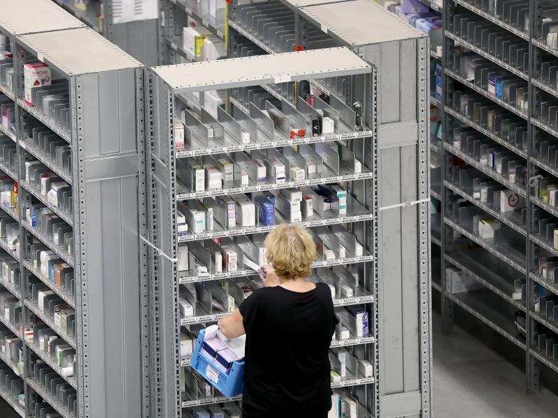 Eine Mitarbeiterin stellt im Logistik-Zentrum der Versandapotheke DocMorris im niederländischen Heerlen Medikamente zusammen. Foto: Oliver Berg