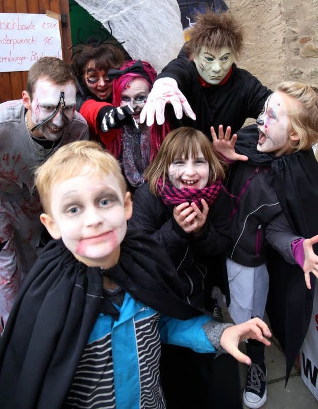 Corvin (vorn von links), Laura und Clara haben ihren Spaß bei der Halloween-Party im Bernburger Kloster.