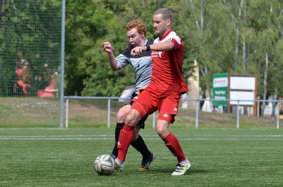 Michael Schmidt (rot, hier in einem Vorbereitungsspiel gegen Askania Bernburg II) ist eine Art Königstransfer des SV 09 Staßfurt. Schmidt kam vom Oberligisten Askania Bernburg.