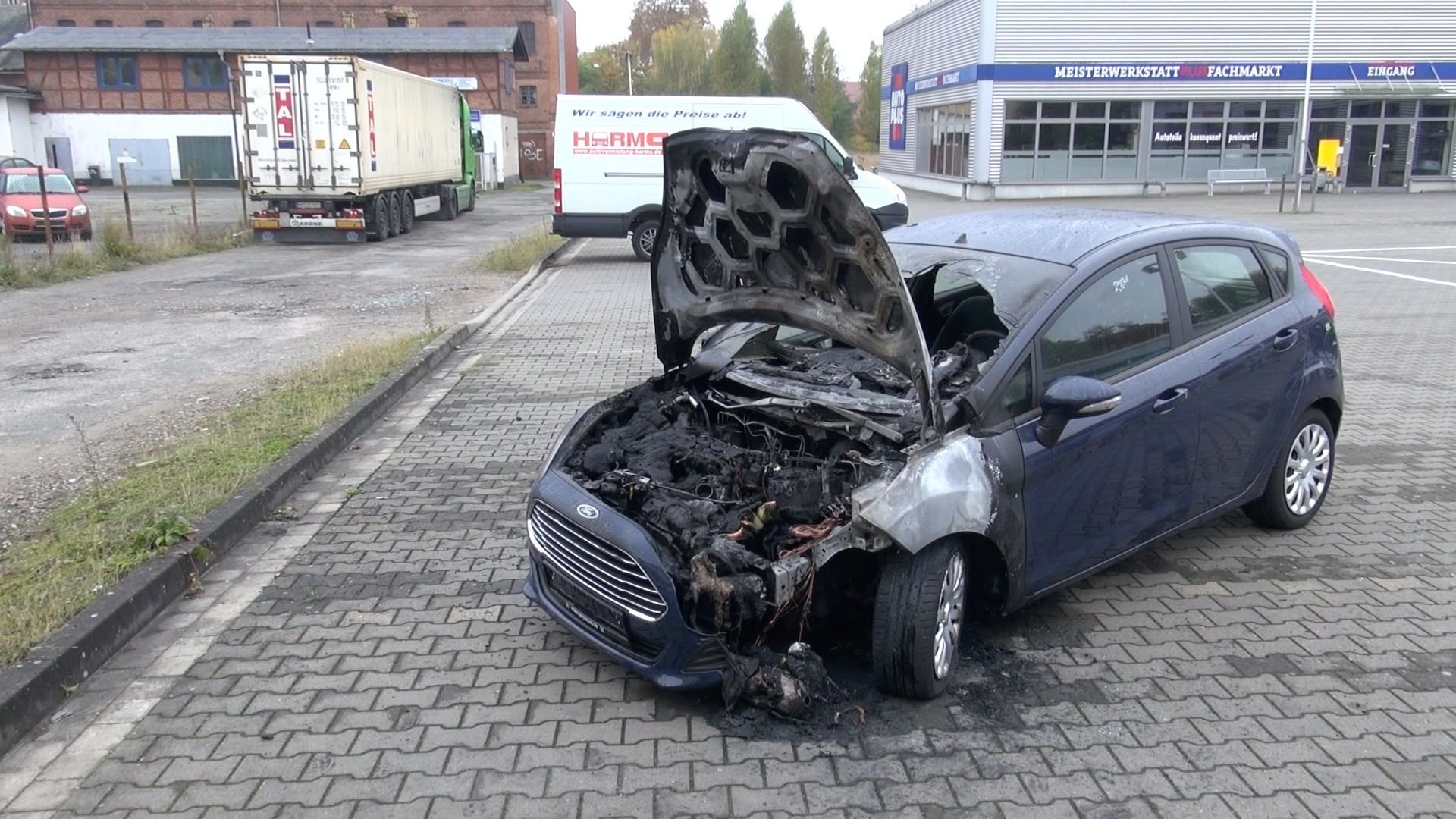 Der Ford Fiesta wurde in der Nacht in Brand gesteckt.