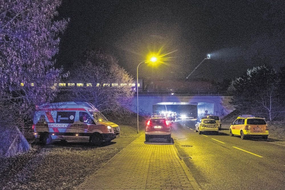 Nach dem Unfall steht der Zug am Abend des 10. Dezember 2016 auf einer Brücke in Bülzig. Kurz zuvor hatte der ICE zwei Techniker im Gleis erfasst und getötet.