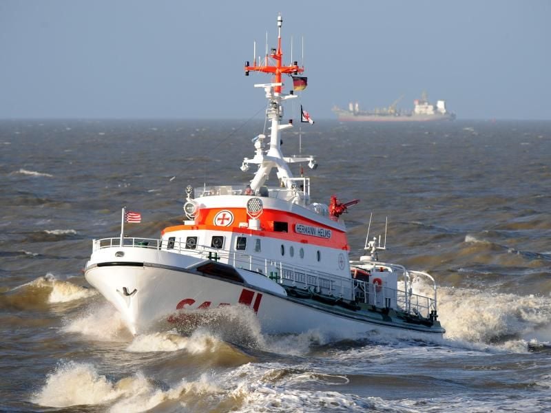 Ein Seenotrettungskreuzer der DGzRS pflügt durch die Elbe. Foto: I. Wagner/Archiv